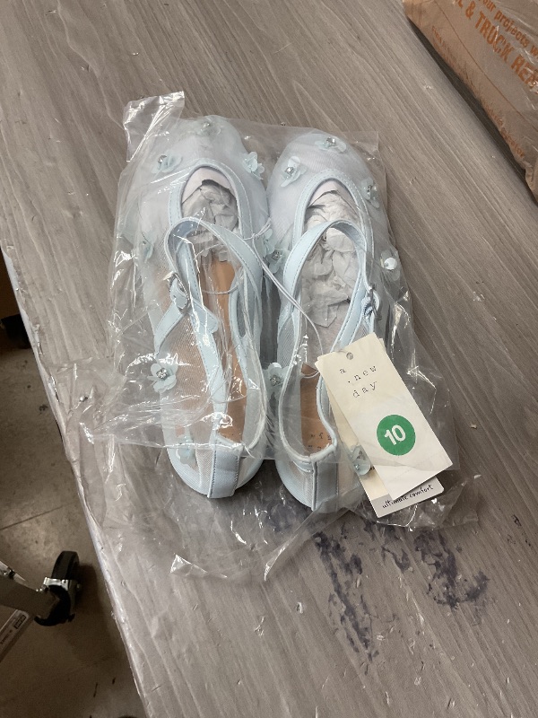 Photo 1 of 025430…size 10 shoes  - like new condition 