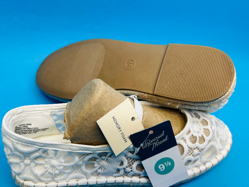 Photo 1 of 025434…size 9.5 shoes  - like new condition 