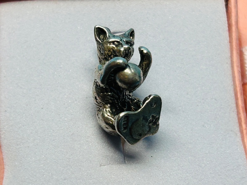 Photo 1 of 025498… vintage sterling silver charm in gift box - some wear from age