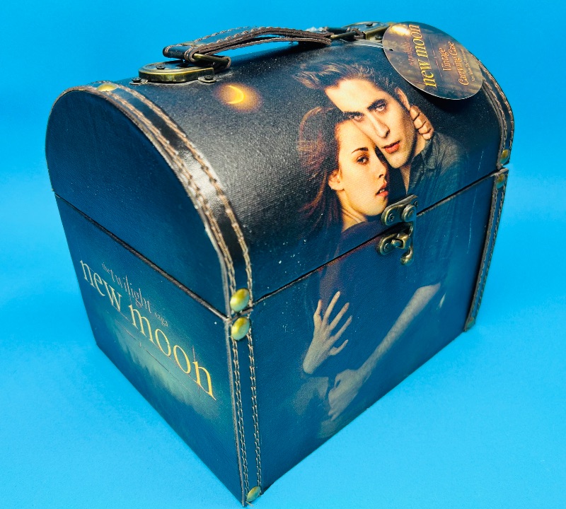 Photo 1 of 025520…Twilight vintage carrying case