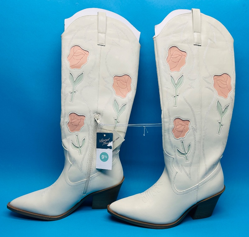 Photo 1 of 025644…size 9 .5 memory foam boots- like new condition