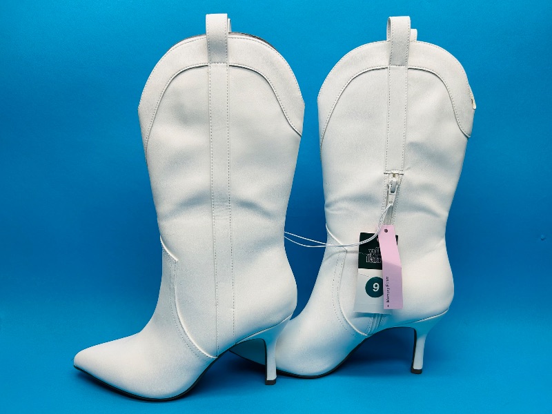 Photo 1 of 025645…size 9 memory foam boots - like new condition