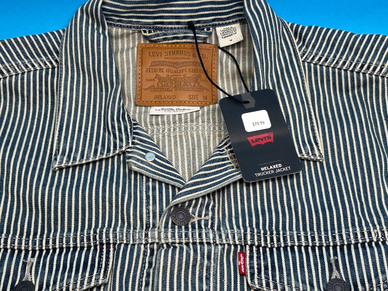 Photo 1 of 025655… mens size M Levi’s trucker jacket - like new condition