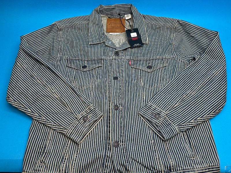 Photo 1 of 025655… mens size M Levi’s trucker jacket - like new condition