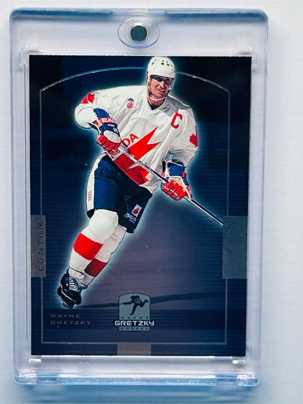 Photo 1 of 025721…Wayne Gretzky HOF card 19 in hard plastic case 