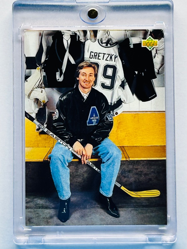 Photo 1 of 025730… Wayne Gretzky card 621 in hard plastic case
