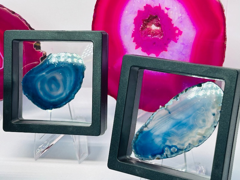 Photo 1 of 025838…6 agate slices with displays