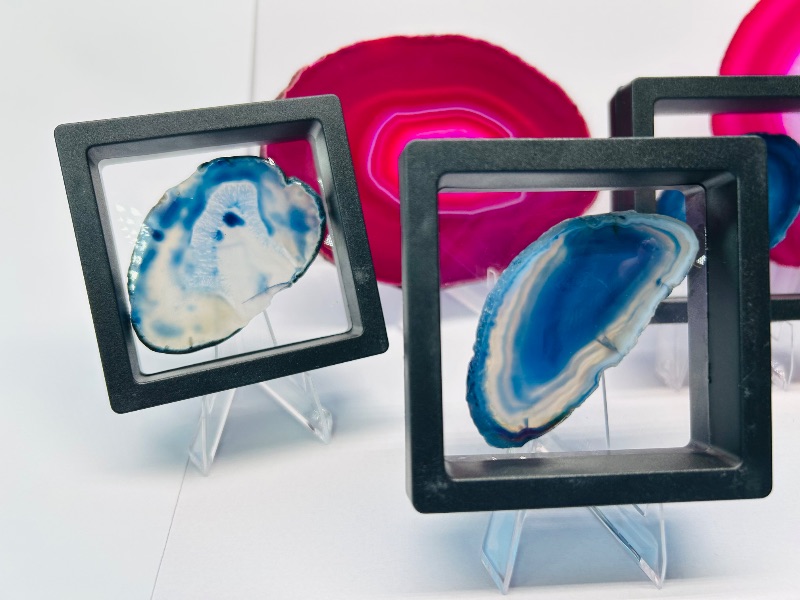 Photo 1 of 025838…6 agate slices with displays