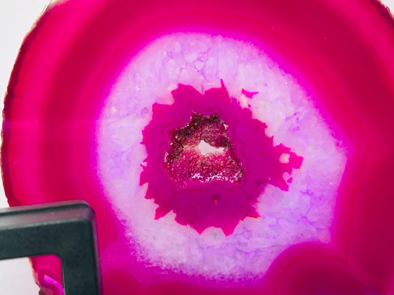 Photo 1 of 025838…6 agate slices with displays