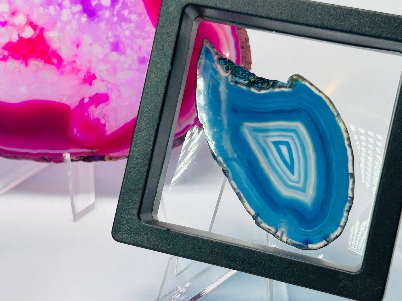 Photo 1 of 025839… 6 agate slices with displays 