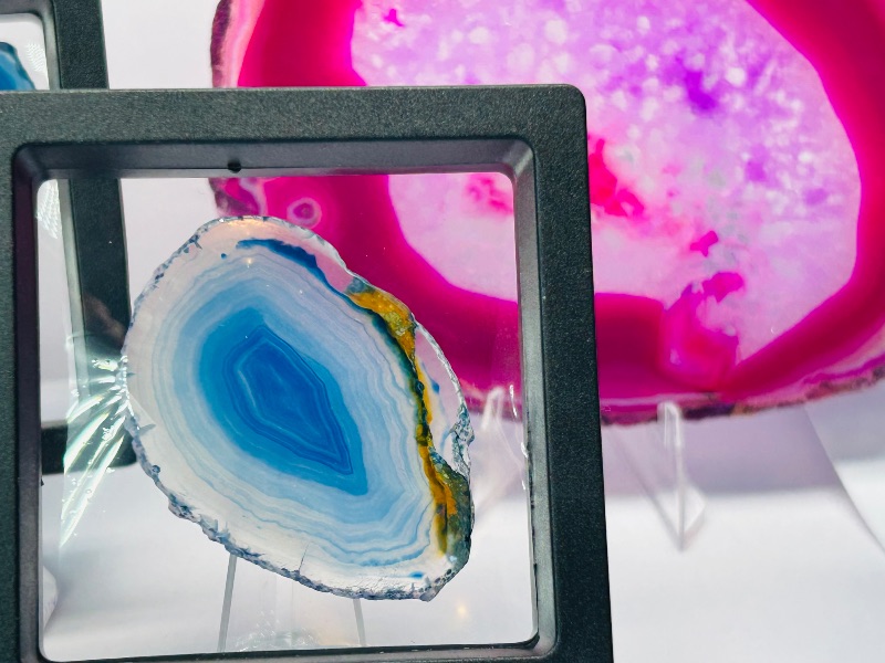 Photo 1 of 025839… 6 agate slices with displays 