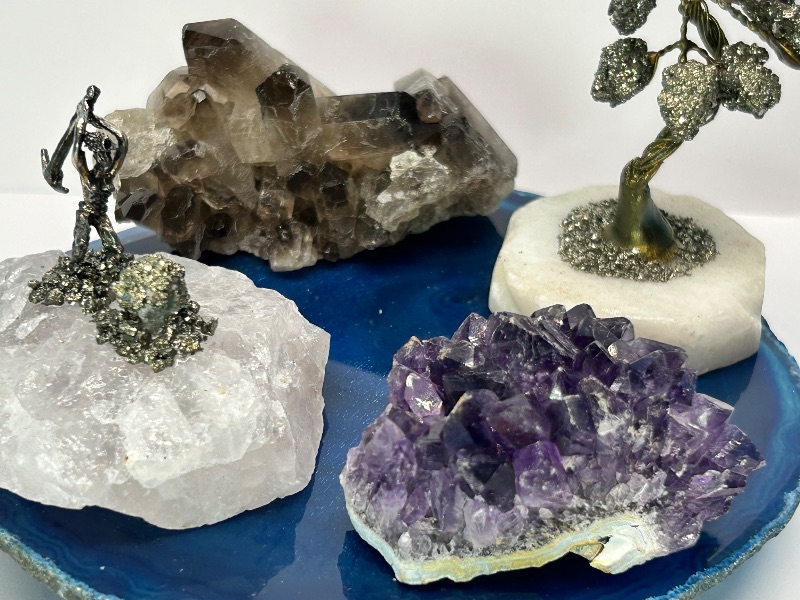 Photo 1 of 025927…rock collection on agate base