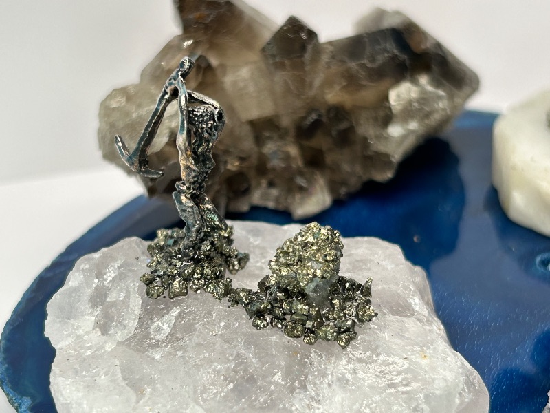 Photo 1 of 025927…rock collection on agate base