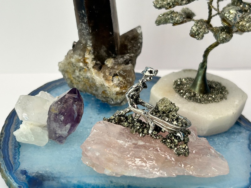 Photo 1 of 025031…rock collection on agate base