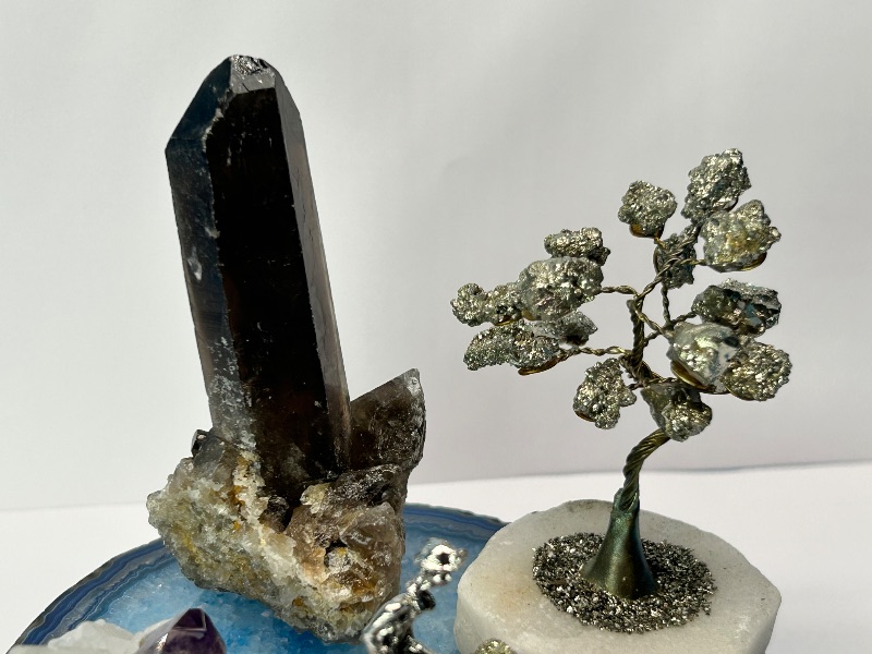 Photo 1 of 025031…rock collection on agate base