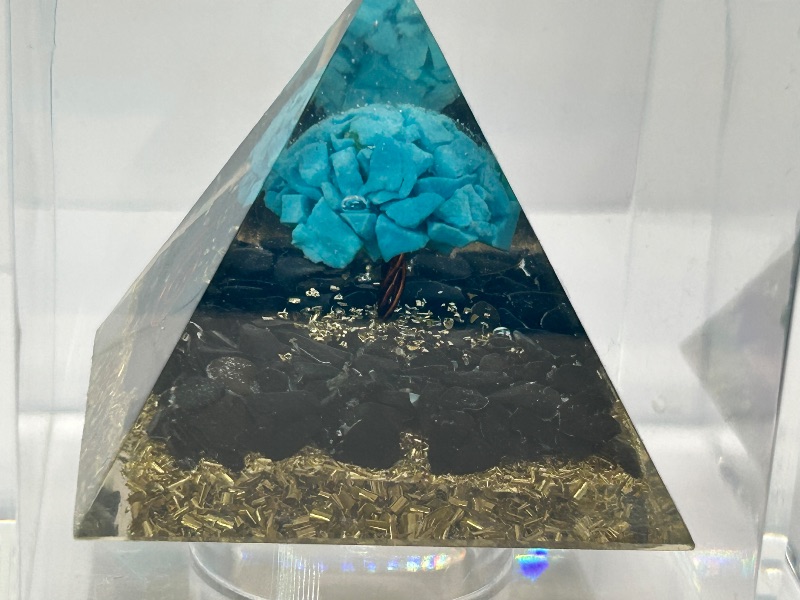 Photo 1 of 025936…agate point and acrylic pyramid in 3”display cases 