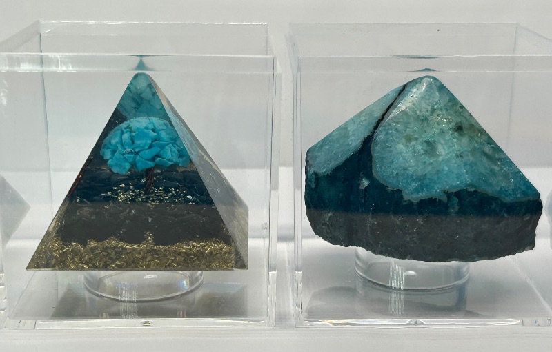 Photo 1 of 025936…agate point and acrylic pyramid in 3”display cases 