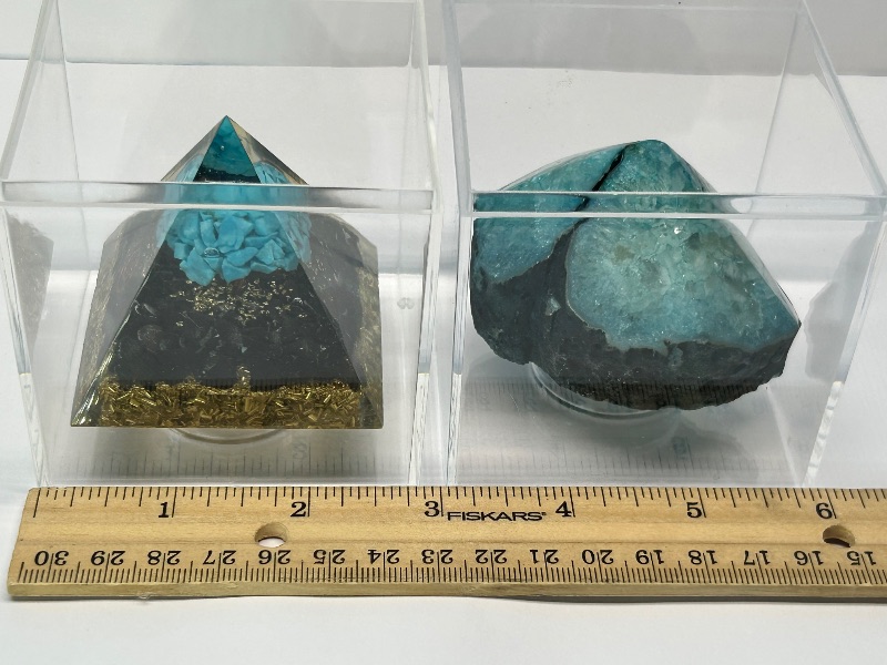 Photo 1 of 025936…agate point and acrylic pyramid in 3”display cases 