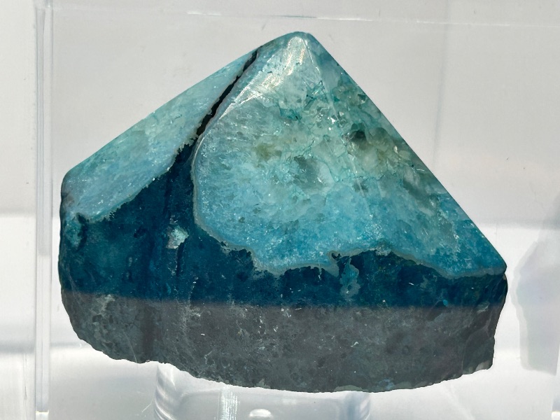 Photo 1 of 025936…agate point and acrylic pyramid in 3”display cases 