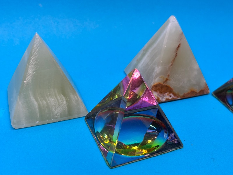 Photo 1 of 025967…2 onyx pyramids and .2 acrylic pyramids