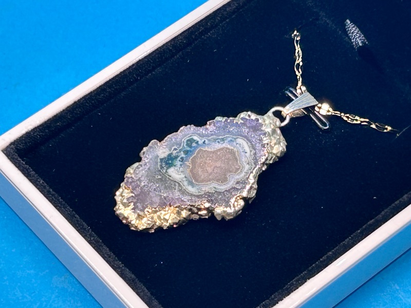 Photo 1 of 026057… amethyst stalactite on adjustable 18-20” chain in lighted gift box 