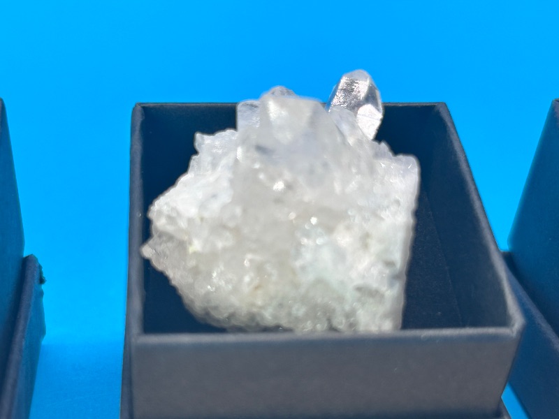 Photo 1 of 026148… 3 crystals in small gift boxes