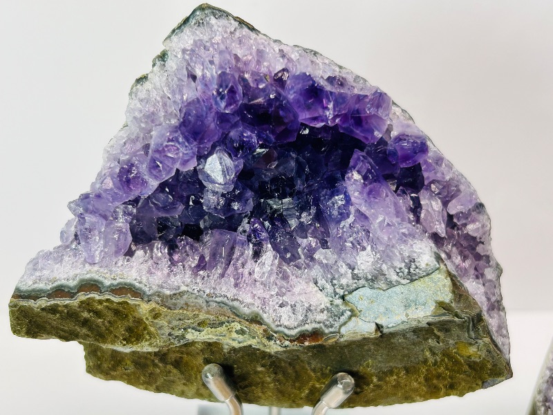 Photo 1 of 026185…2 amethyst rocks - one on stand