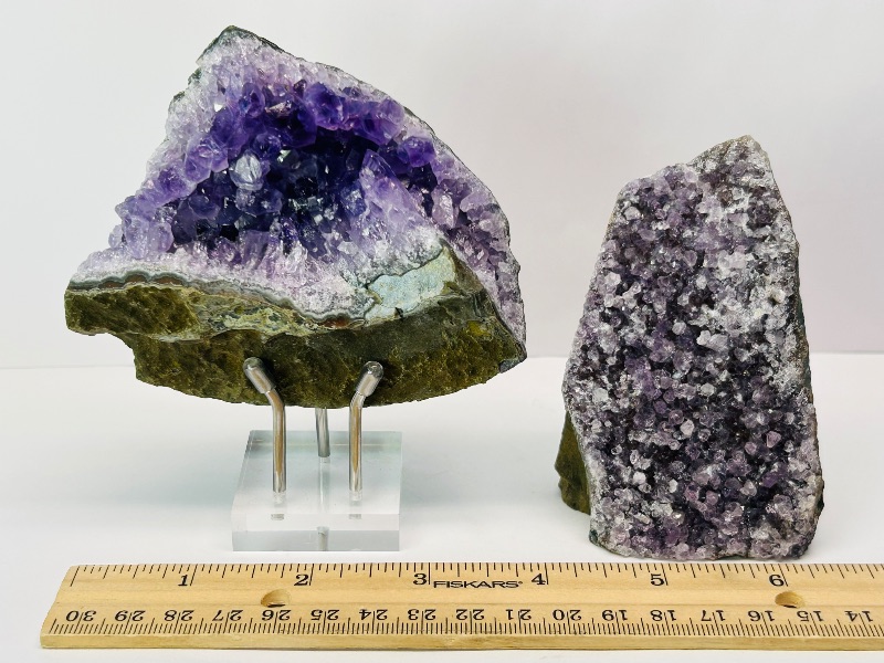 Photo 1 of 026185…2 amethyst rocks - one on stand