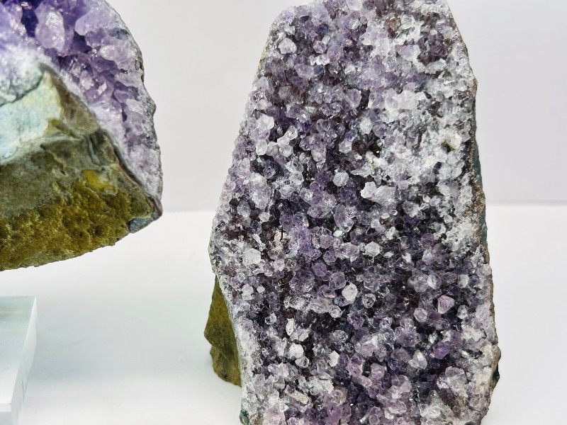 Photo 1 of 026185…2 amethyst rocks - one on stand