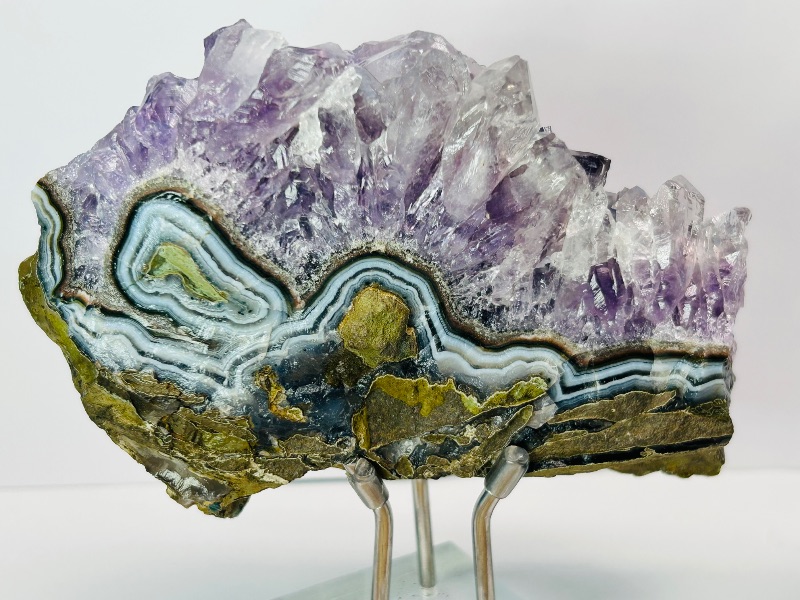 Photo 1 of 026186…3 amethyst rocks  on stands