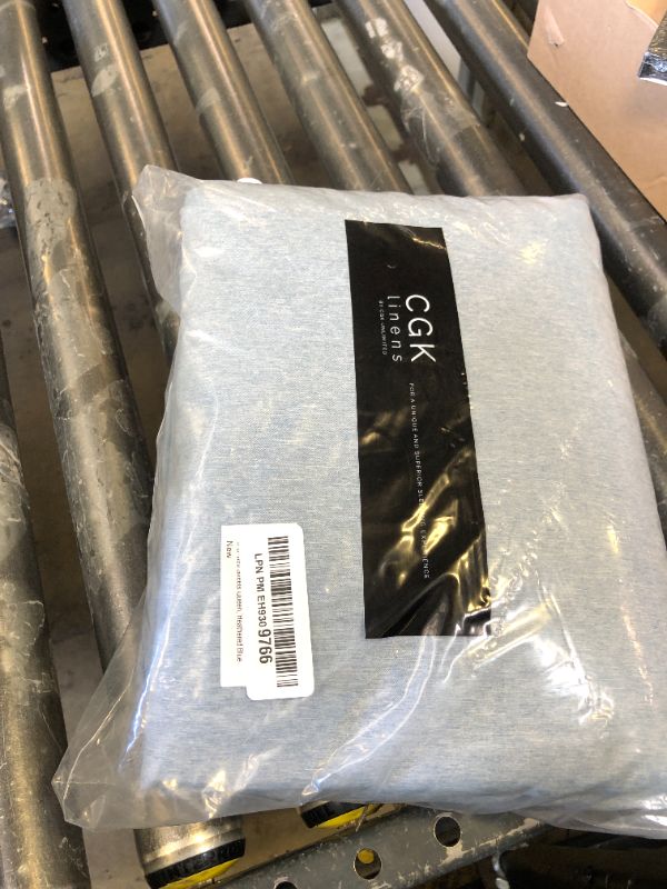Photo 1 of Queen Size 4 Piece Sheet Set - Comfy Breathable & Cooling Bed Sheets Set - Hotel Luxury Bedding for Women, Men, Kids, Teens, Boys & Girls - Deep Pockets, Soft & Wrinkle Free - Blue (Heathered Sheets)