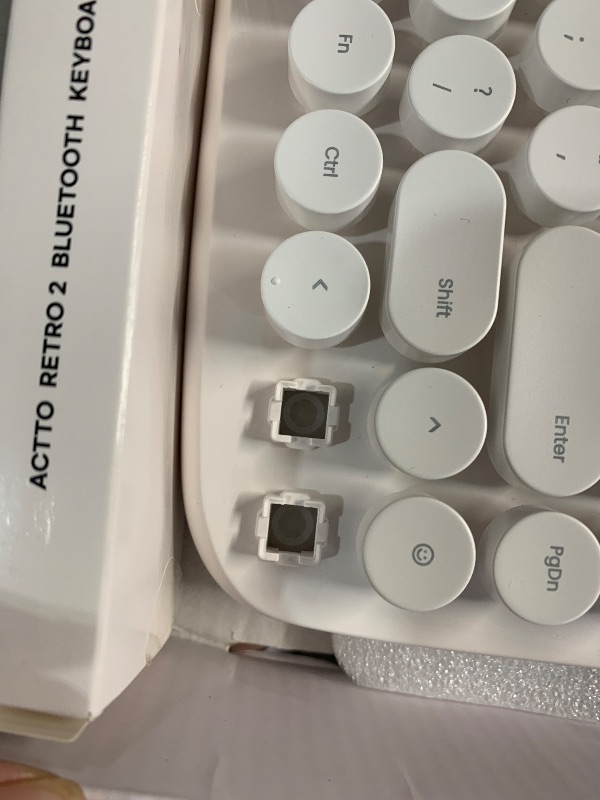 Photo 1 of ***(MISSING KEYS)***
YUNZII Upgraded Wireless Typewriter Keyboard, Retro Aesthetic with Integrated Stand,Cute Round Keycaps, USB-C/Bluetooth Connection for Table, Phone, PC and Win/Mac/Android (B307, Snow White)