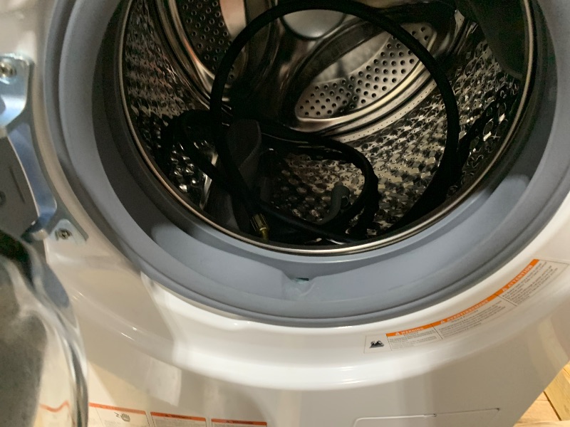 Photo 1 of ***TRUCK/TRAILER PICKUP ONLY - SCRATCHED AND DENTED - USED AND DIRTY - POWERS ON - UNABLE TO TEST FURTHER***
Midea 24 Inch Washer and Dryer Combo, All in One Washer and Dryer 2.7 cu.ft 26lbs, Ventless Washing Machine, Steam Care, Overnight Dry, 1400 RPM, 