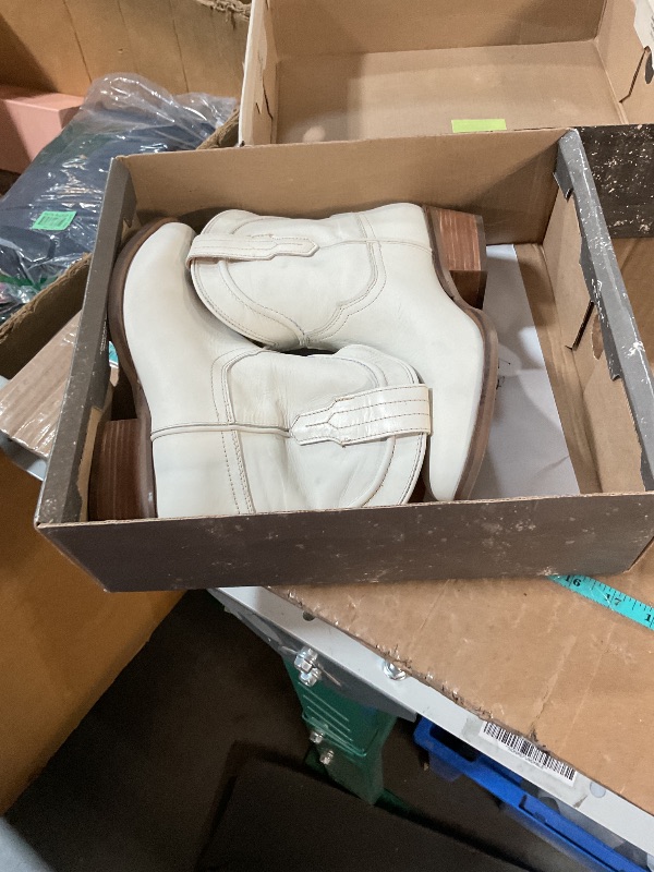 Photo 1 of (FAIR/USED) Dingo Boots Women's Seguaro Fashion Boot, White, 8.5