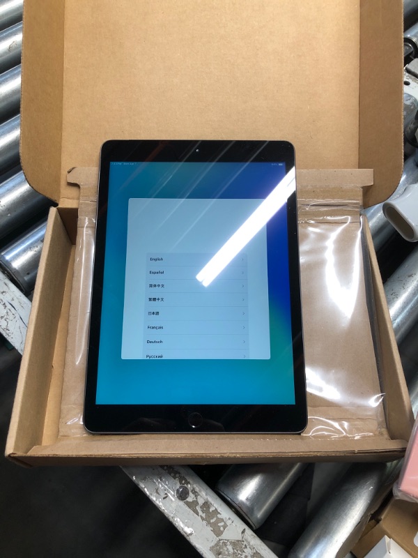 Photo 1 of 2020 Apple iPad (10.2-inch, Wi-Fi + Cellular, 32GB) - Space Gray (8th Generation)