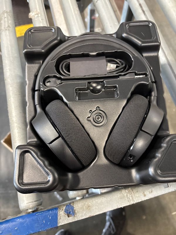 Photo 1 of ***DOESNT CHARGE, SOLD FOR PARTS, NO RETURNS***
SteelSeries Arctis 1 Wireless Gaming Headset for Xbox – USB-C Wireless – Detachable ClearCast Microphone – for Xbox One and Series X, PS4/PS5, PC, Nintendo Switch and Lite, Android. 