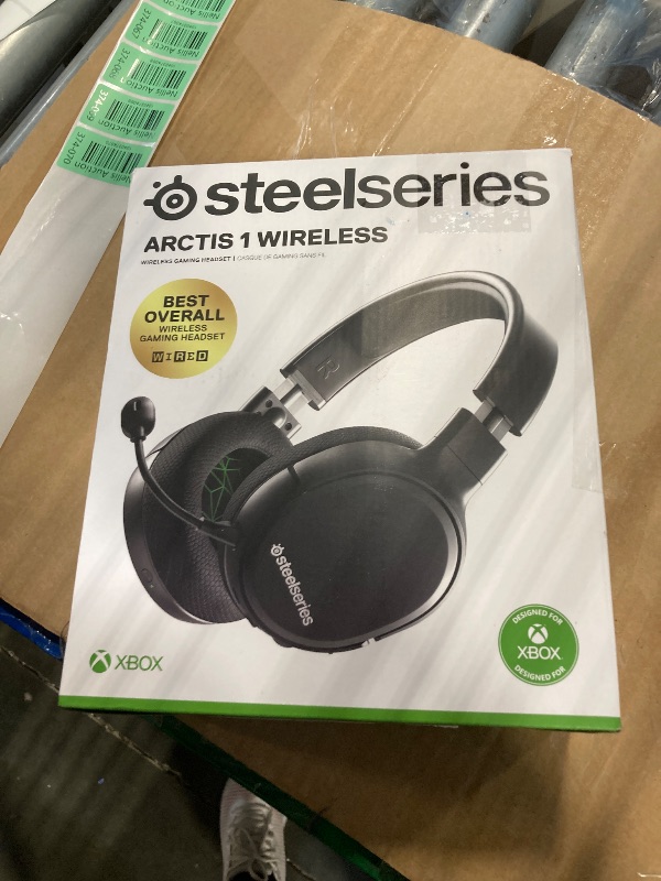 Photo 1 of ***DOESNT CHARGE, SOLD FOR PARTS, NO RETURNS***
SteelSeries Arctis 1 Wireless Gaming Headset for Xbox – USB-C Wireless – Detachable ClearCast Microphone – for Xbox One and Series X, PS4/PS5, PC, Nintendo Switch and Lite, Android. 
