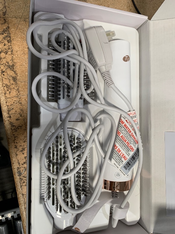 Photo 1 of "T3 AireBrush Duo Interchangeable Hot Air Blow Dry Brush with Two Attachments ? Includes 15 Heat and Speed Combinations, T3 IonFlow Technology, Volume Booster Switch, Lock-in Cool Shot"