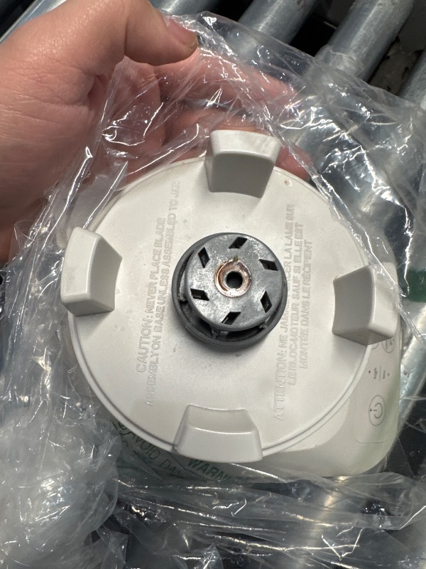 Photo 1 of ***(PARTS ONLY/ NON REFUNDABLE/ NO RETURNS OR REFUNDS)*****Heavily used***Minor damage ***
bella 10 Speed Countertop Blender, Juicer & Smoothie Maker, Fits-anywhere™ Kitchenware, Slim Flip & Store Design, Dishwasher Safe 48oz Capacity Pitcher & Lid, Stain