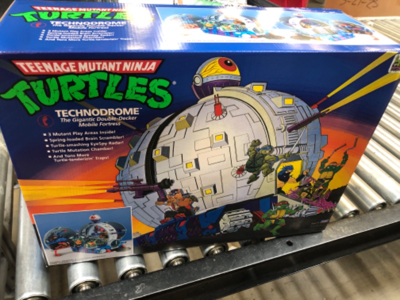 Photo 1 of Teenage Mutant Ninja Turtles TMNT Classic Technodrome Playset - Amazon Exclusive
