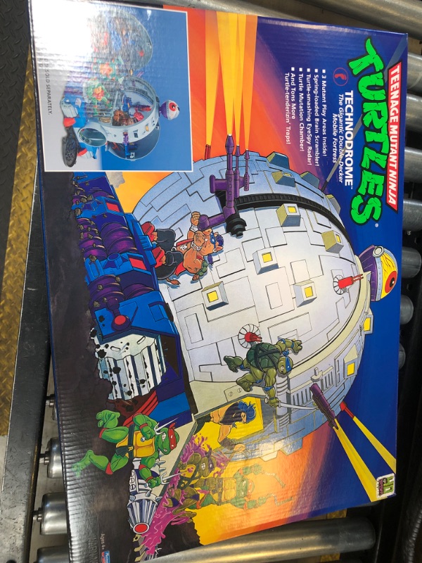 Photo 1 of Teenage Mutant Ninja Turtles TMNT Classic Technodrome Playset - Amazon Exclusive