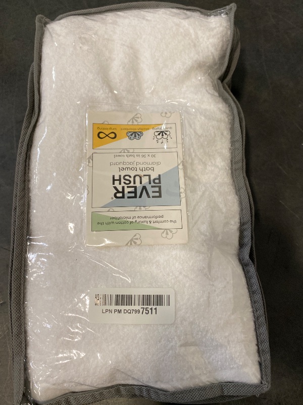 Photo 1 of Everplush Diamond Jacquard Quick Dry Bath Towel,1Pack,White