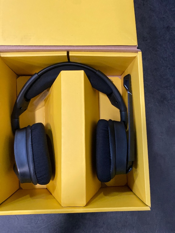 Photo 1 of CORSAIR VOID RGB ELITE Wireless Gaming Headset – 7.1 Surround Sound – Omni-Directional Microphone – Microfiber Mesh Earpads – Up to 40ft Range – iCUE Compatible – PC, Mac, PS5, PS4 – Carbon
