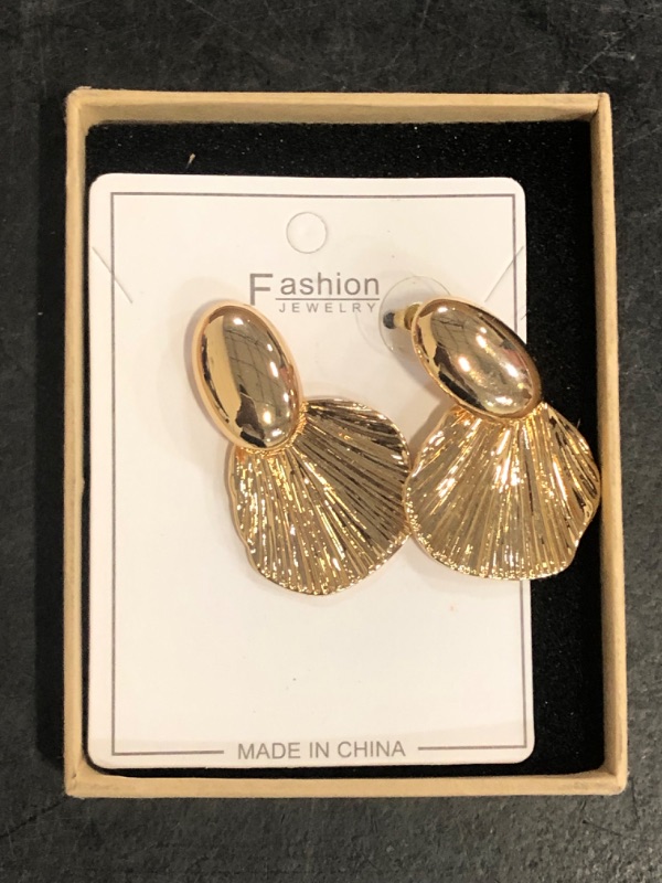 Photo 1 of Gold Earrings Dangle Chunky Fan-shaped Earrings Shell Earring for Women Two-Tone Fashion Statement Jewelry