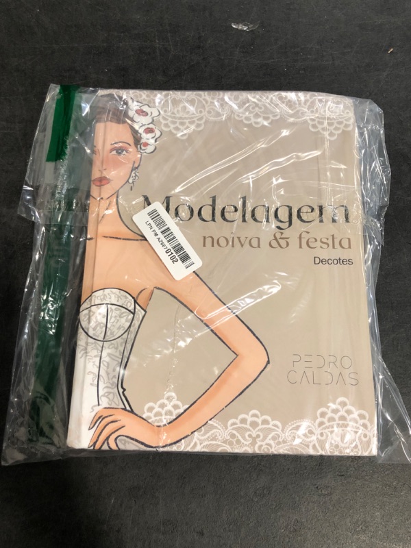 Photo 1 of Modelagem Noiva e Festa - Decotes (Portuguese Edition)