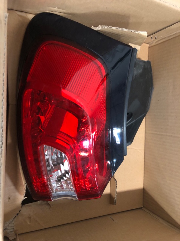 Photo 1 of Rear Tail Lights For Jeep For Cherokee 2014-2018 Rear Brake Taillight Lamp Fog Lamp 68102906AF 68102907AF 68102921AC 68102920AB