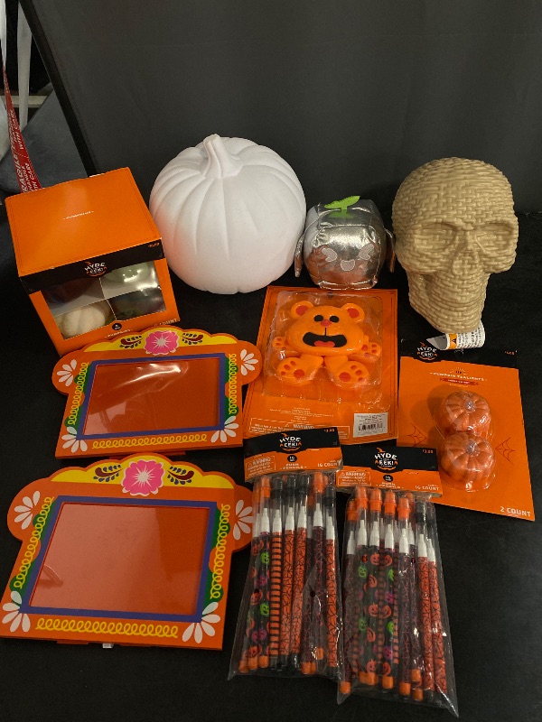 Photo 1 of LOT OF 10 HALLOWEEN DECORATION BUNDLE 