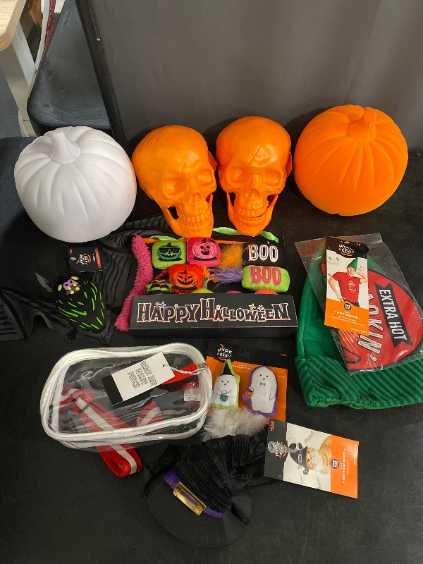 Photo 1 of LOT OF 10 HALLOWEEN MIX BUNDLE(PET TOYS, COSTUME ACCESSORIES AND DECOR)