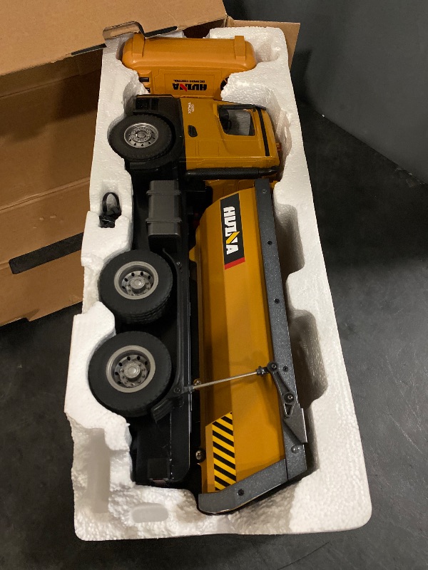 Photo 1 of VEVOR RC Dump Truck Toy for Kids, Large Size 10-Channel 1:14 Scale, 50 Min x2 Long Battery Life with Light & Sound Effect Remote Control Construction Birthday Xmas Gifts Ideas for Boys Age 8 9 10 & Up
