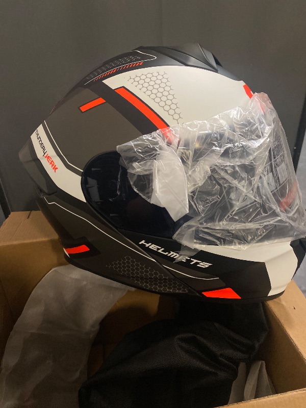 Photo 1 of Uchoose Flip Up Full Face Modular Motorcycle Helmet for Adults Cascos para Motos Street Bike Motocross Helmet DOT Approved Dual Visor
